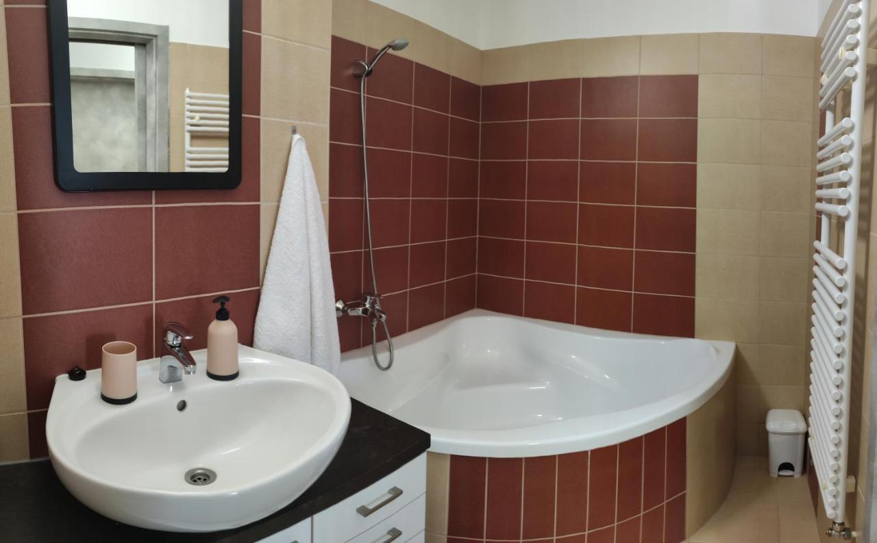 Ikon Apartman Hajduszoboszlo Ngoại thất bức ảnh