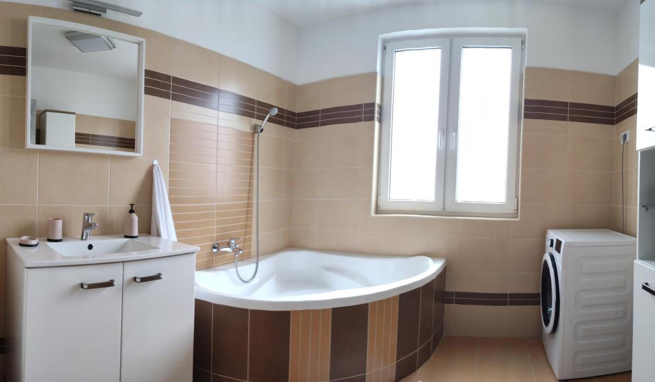 Ikon Apartman Hajduszoboszlo Ngoại thất bức ảnh