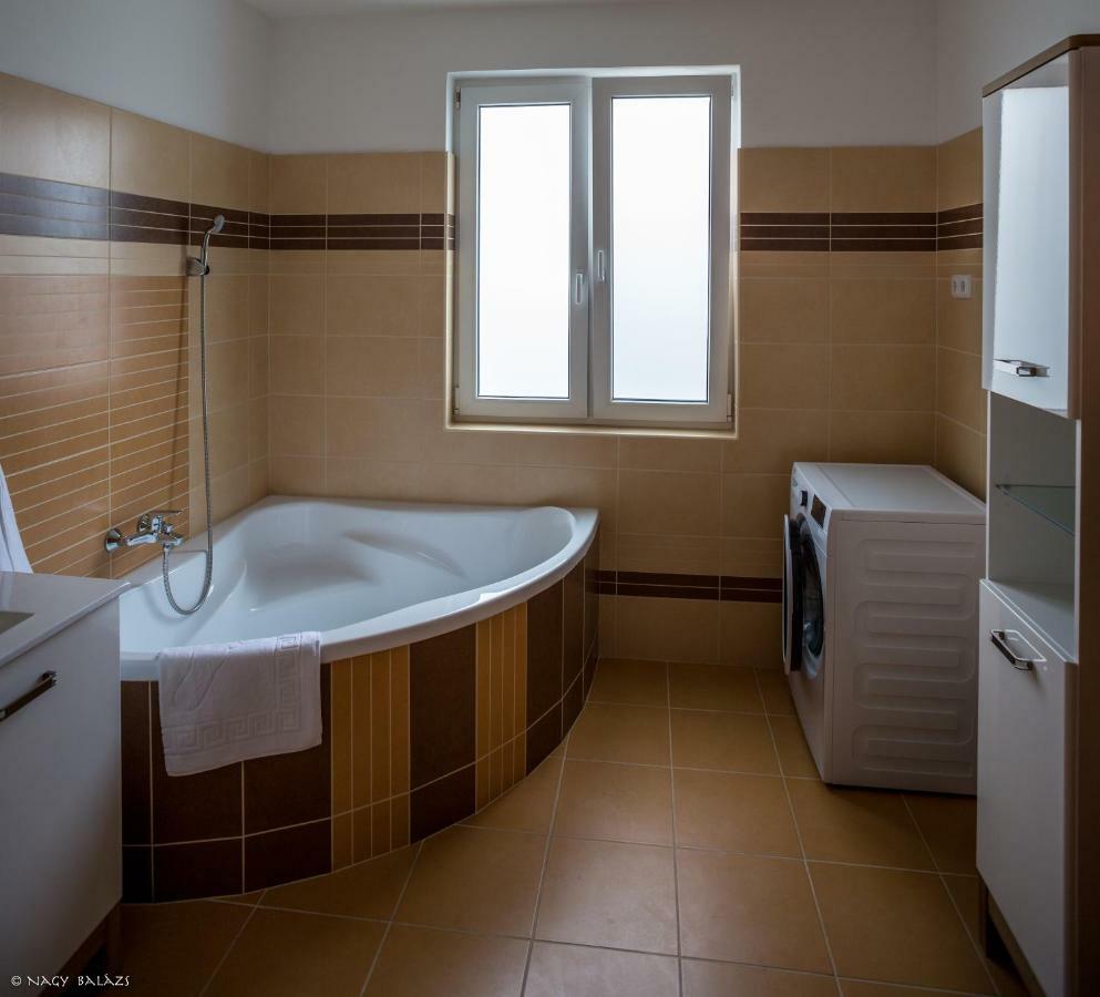 Ikon Apartman Hajduszoboszlo Ngoại thất bức ảnh
